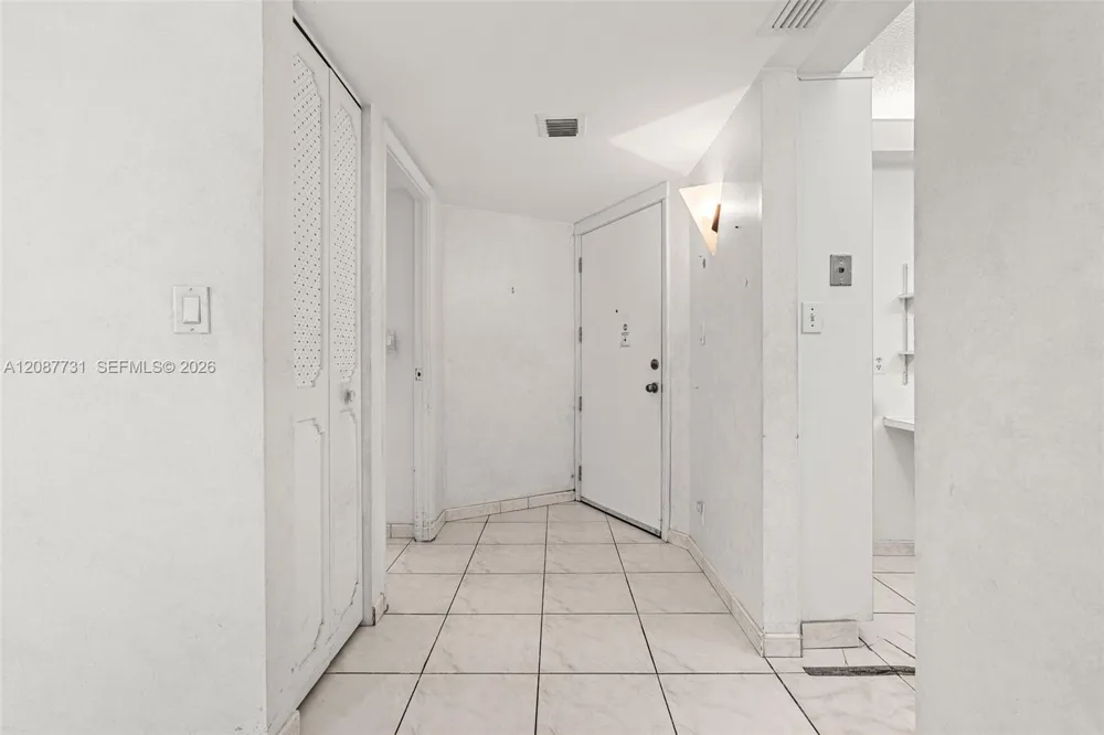 3301 Country Club Dr #208 Aventura, FL 33180