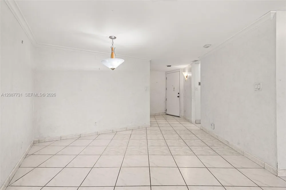 3301 Country Club Dr #208 Aventura, FL 33180