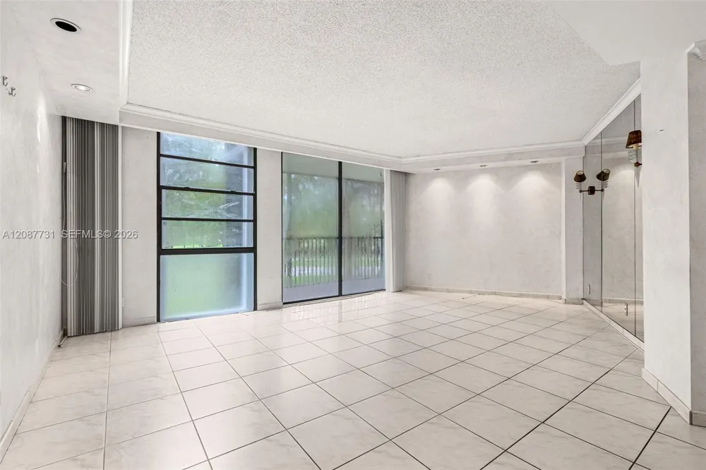 3301 Country Club Dr #208 Aventura, FL 33180