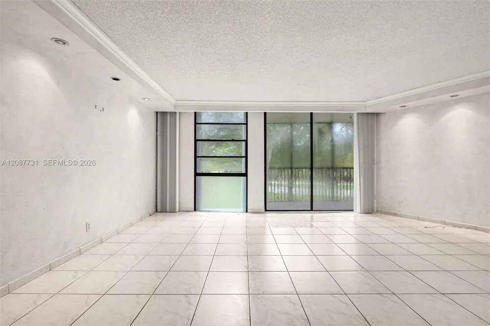 3301 Country Club Dr #208 Aventura, FL 33180