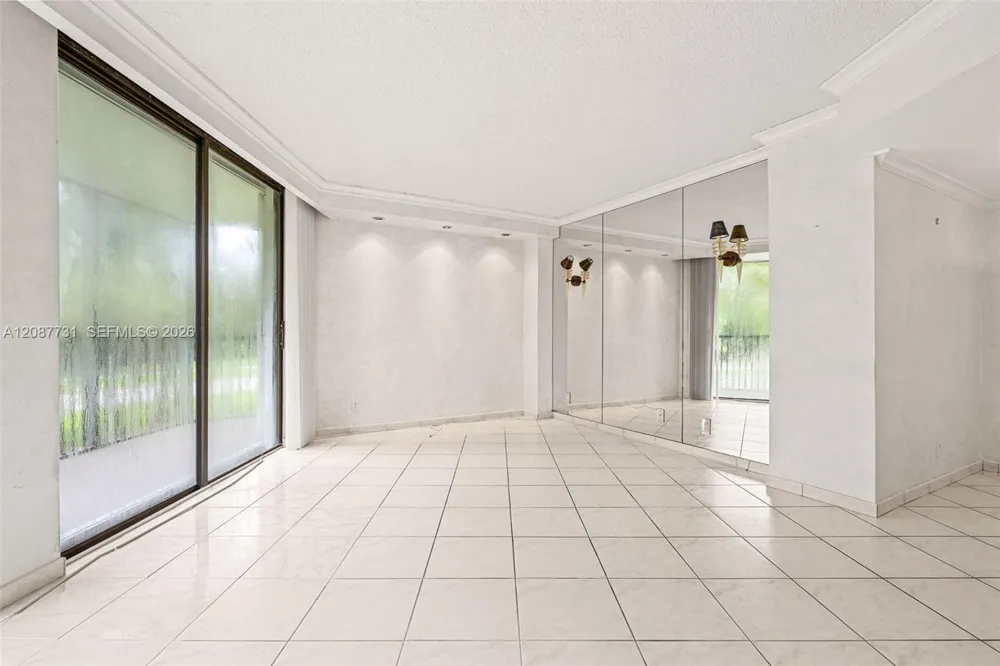 3301 Country Club Dr #208 Aventura, FL 33180