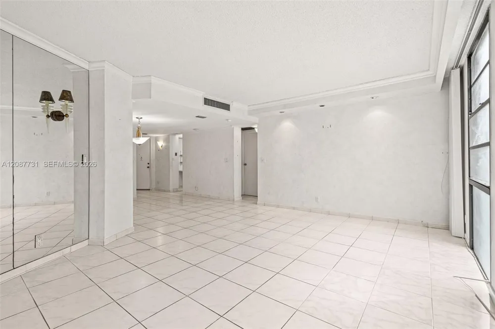 3301 Country Club Dr #208 Aventura, FL 33180