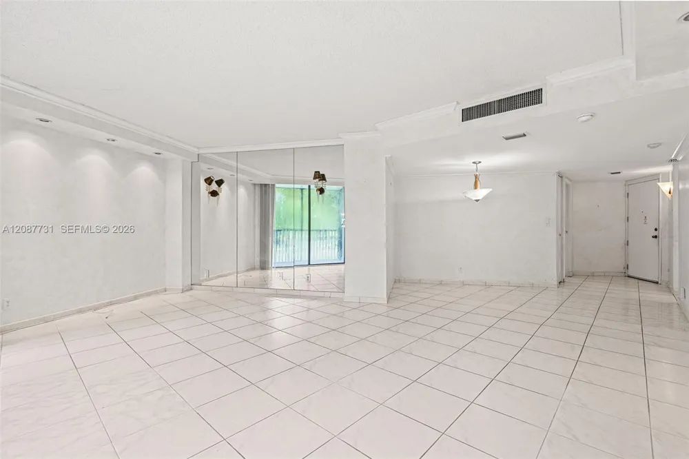 3301 Country Club Dr #208 Aventura, FL 33180