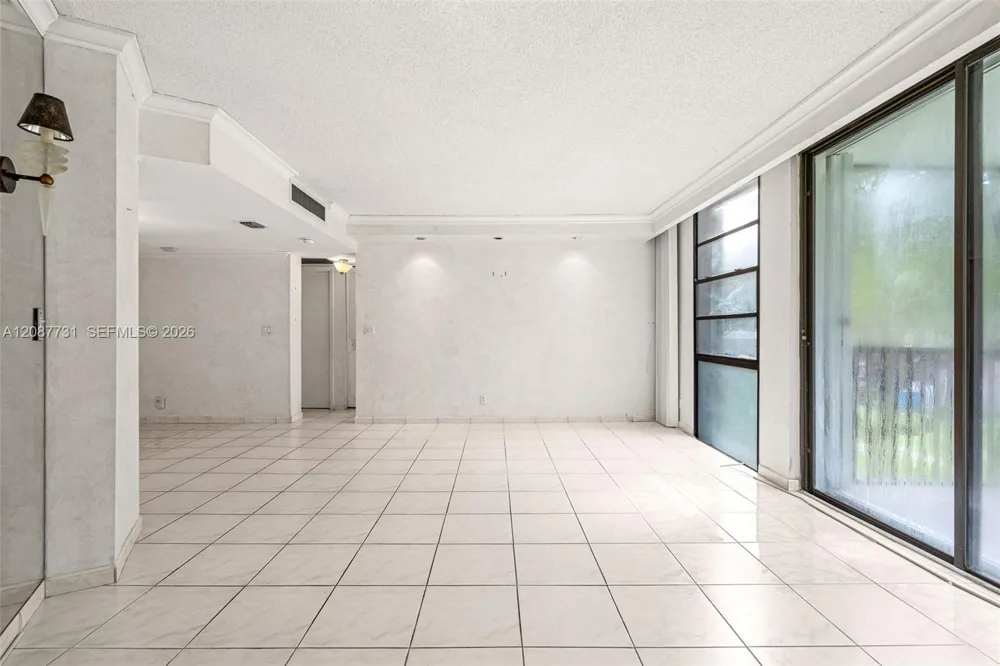 3301 Country Club Dr #208 Aventura, FL 33180