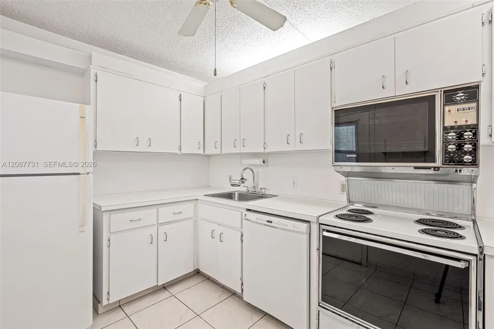 3301 Country Club Dr #208 Aventura, FL 33180