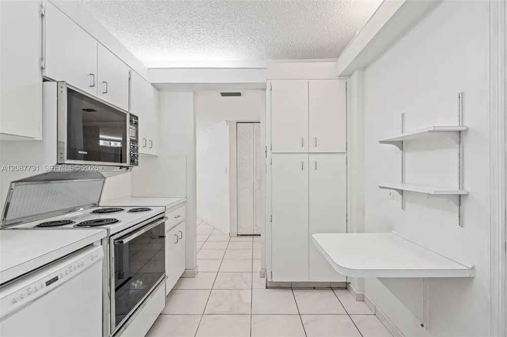 3301 Country Club Dr #208 Aventura, FL 33180