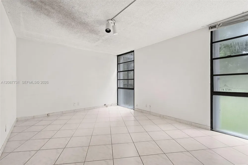 3301 Country Club Dr #208 Aventura, FL 33180