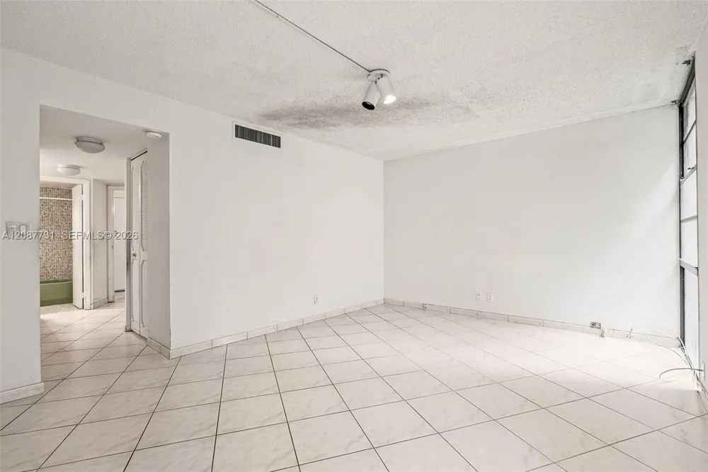 3301 Country Club Dr #208 Aventura, FL 33180