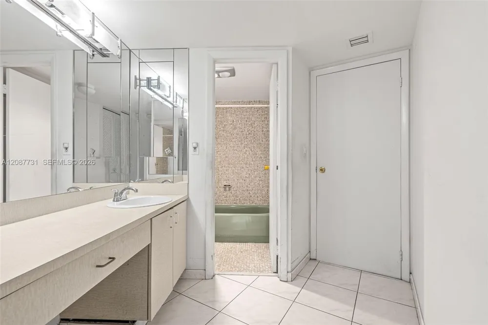 3301 Country Club Dr #208 Aventura, FL 33180
