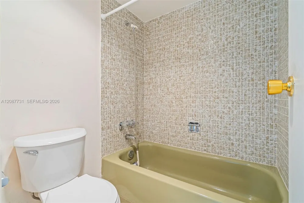 3301 Country Club Dr #208 Aventura, FL 33180