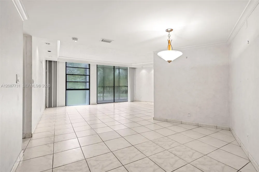 3301 Country Club Dr #208 Aventura, FL 33180
