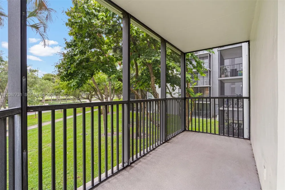 3301 Country Club Dr #208 Aventura, FL 33180