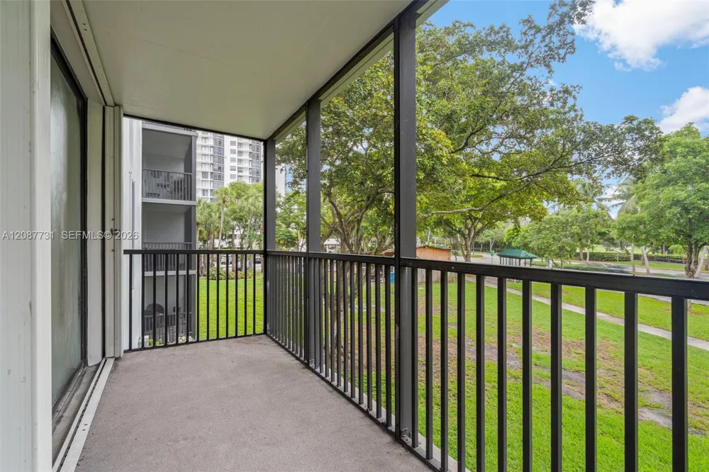 3301 Country Club Dr #208 Aventura, FL 33180