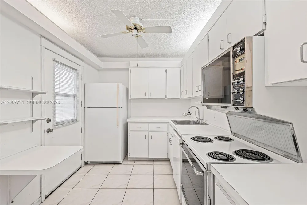 3301 Country Club Dr #208 Aventura, FL 33180