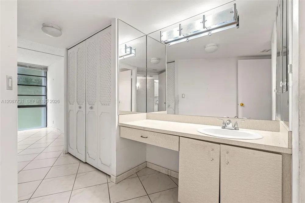 3301 Country Club Dr #208 Aventura, FL 33180