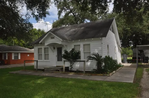 211 E Burress Street