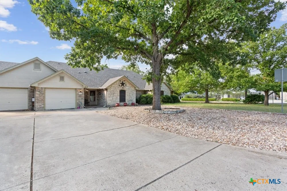 1006 W North Avenue Lampasas, TX 76550