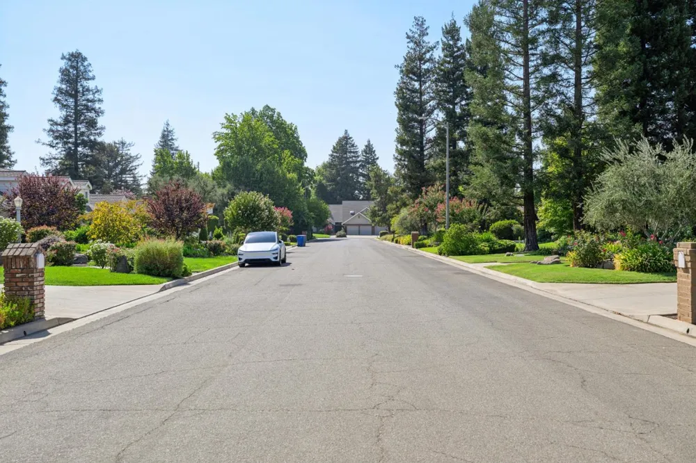 3594 W Spruce Avenue Fresno, CA 93711