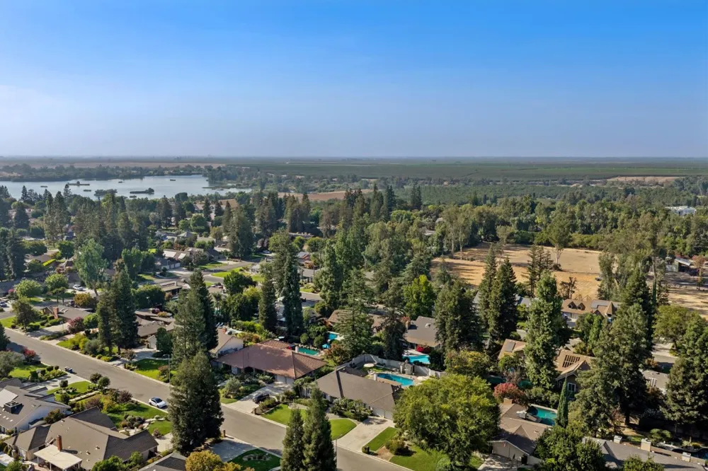 3594 W Spruce Avenue Fresno, CA 93711