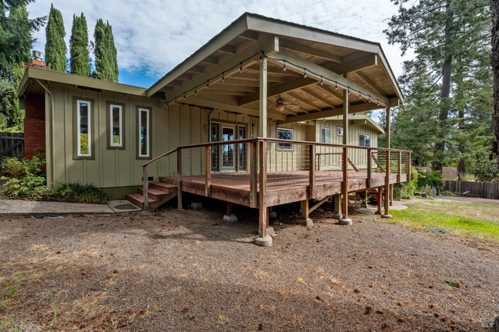 1691 Crane Road Ukiah, CA 95482
