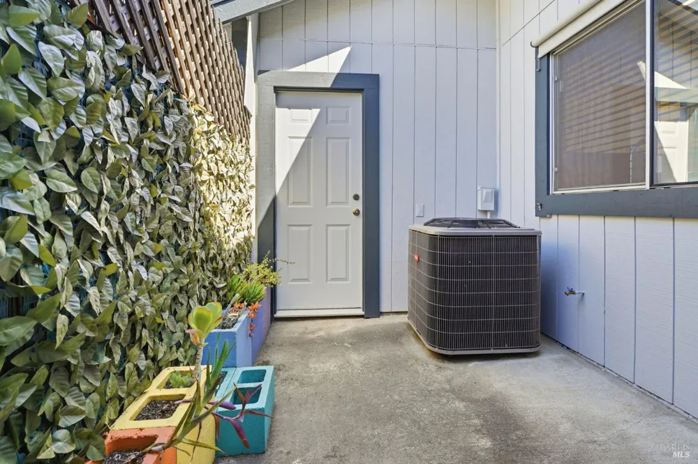 2044 Pinercrest Drive Santa Rosa, CA 95403