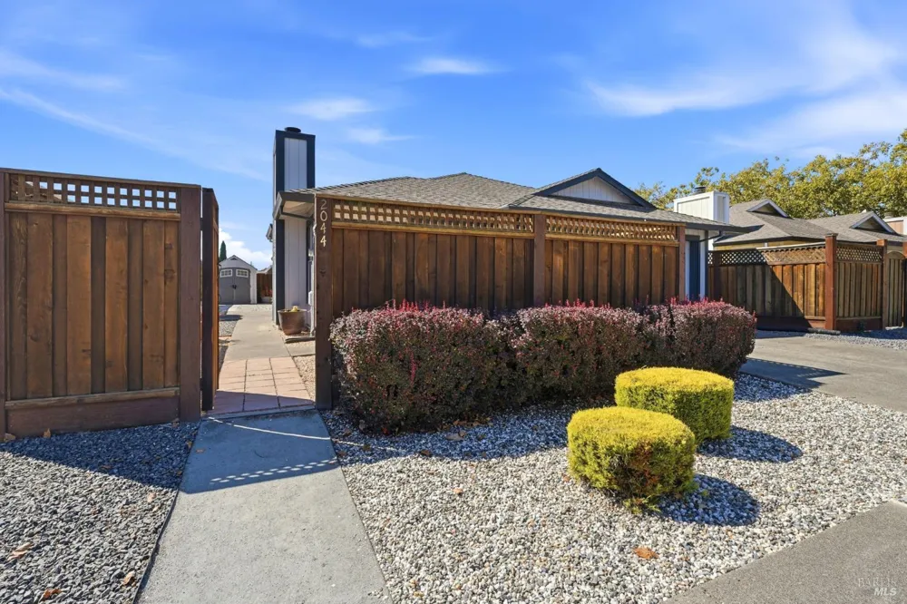 2044 Pinercrest Drive Santa Rosa, CA 95403