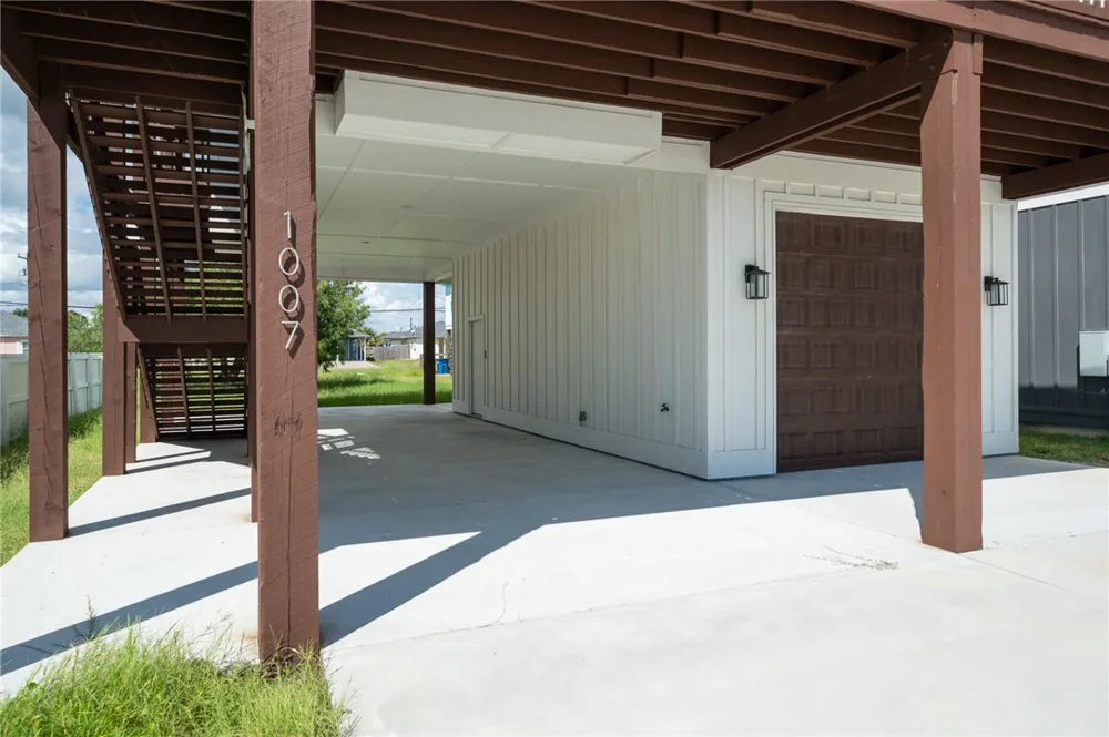 1007 S Live Oak Street Rockport, TX 78382