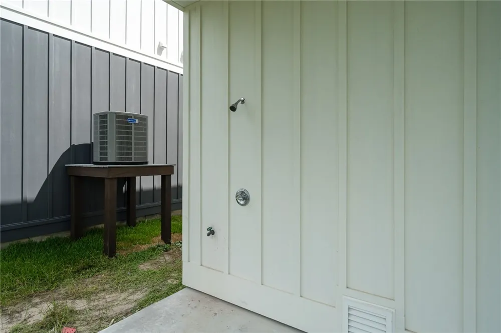 1007 S Live Oak Street Rockport, TX 78382