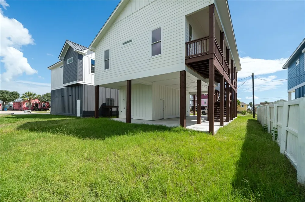 1007 S Live Oak Street Rockport, TX 78382