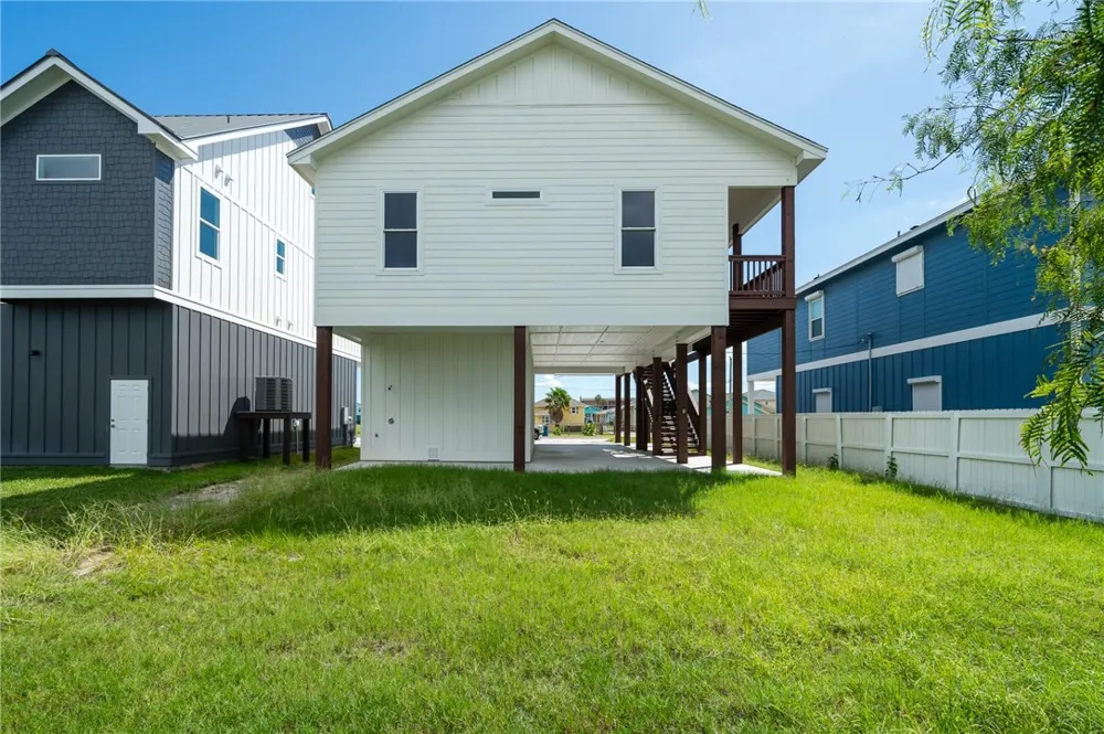 1007 S Live Oak Street Rockport, TX 78382