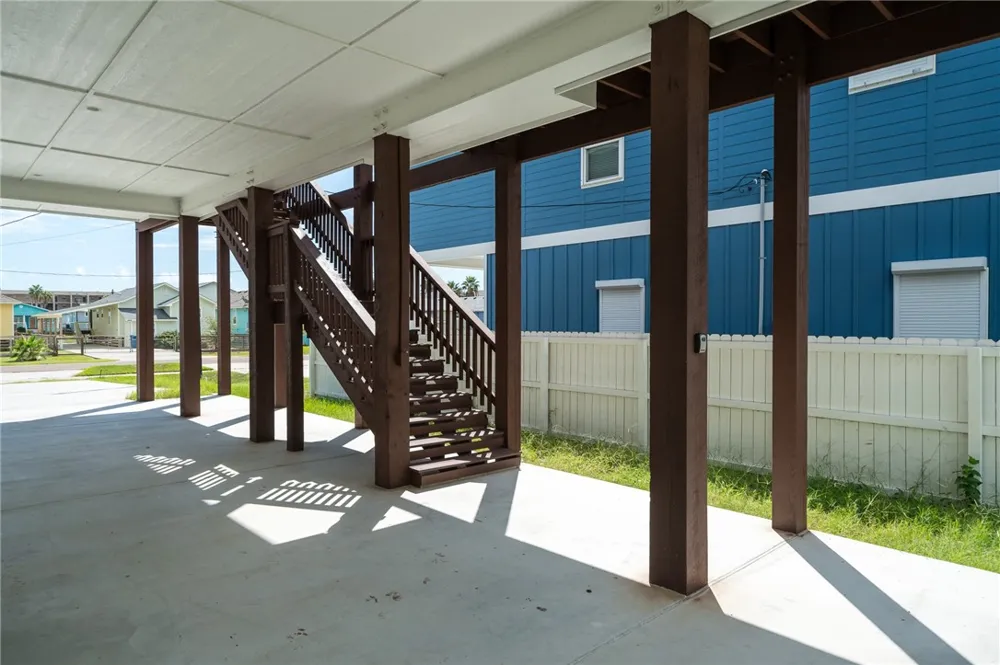 1007 S Live Oak Street Rockport, TX 78382