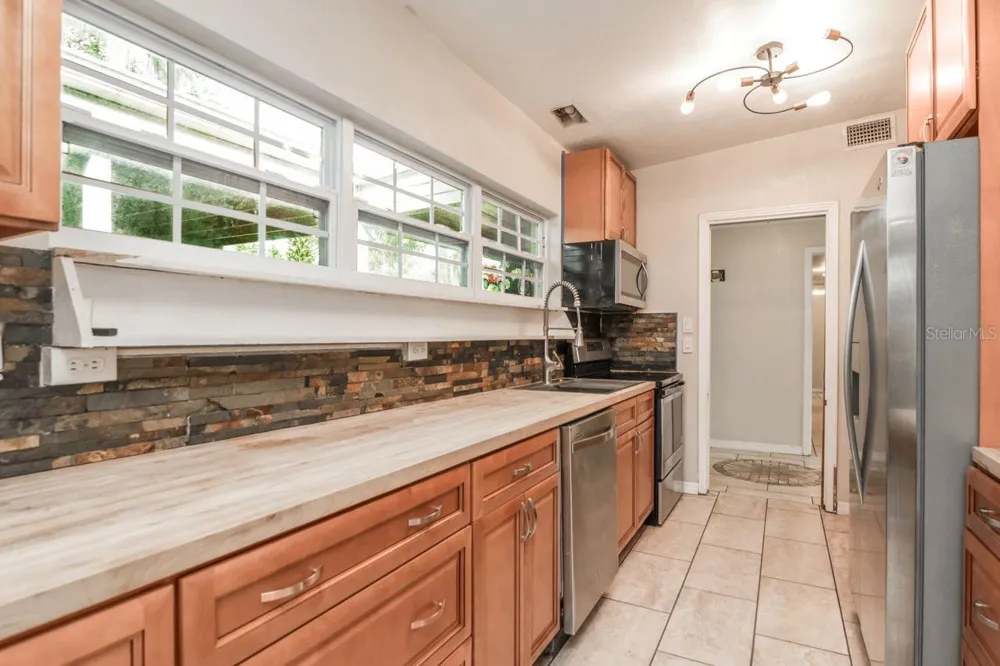 416 BROXBURN AVENUE Temple Terrace, FL 33617