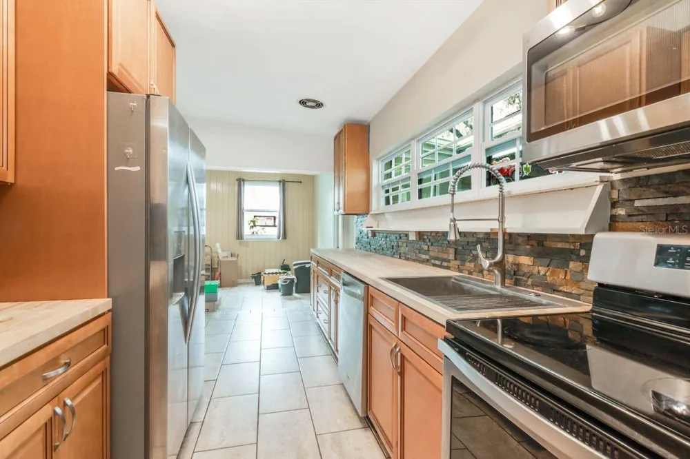 416 BROXBURN AVENUE Temple Terrace, FL 33617