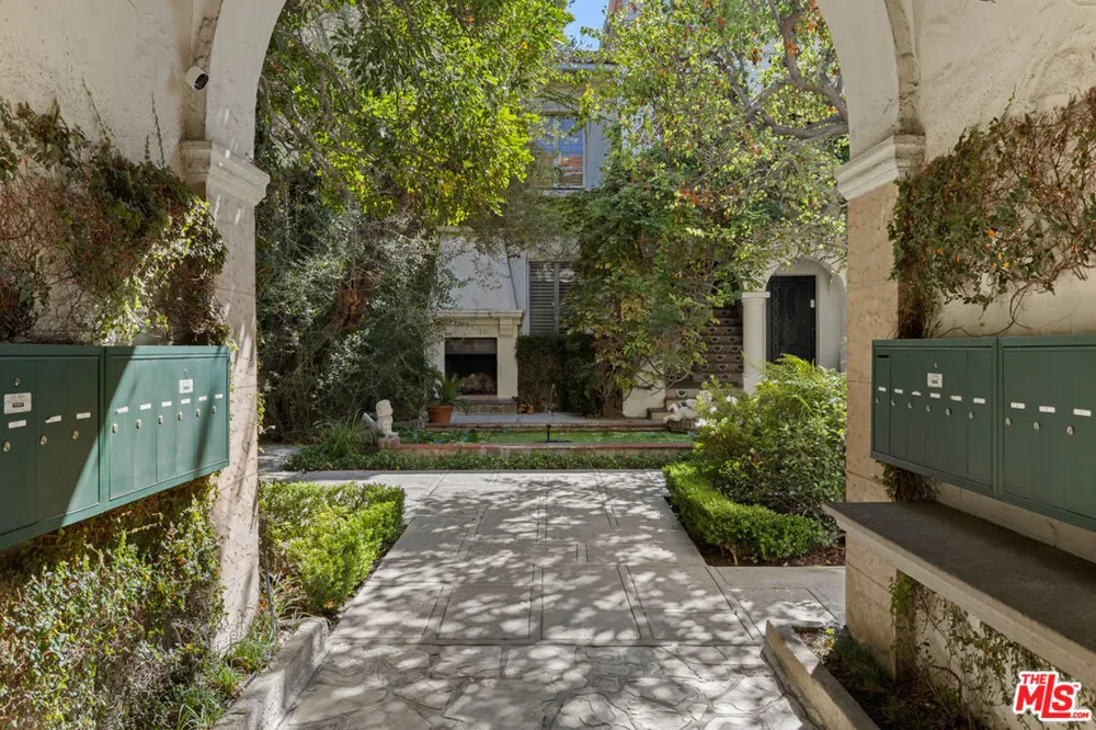 450 Sycamore Avenue Los Angeles, CA 90036