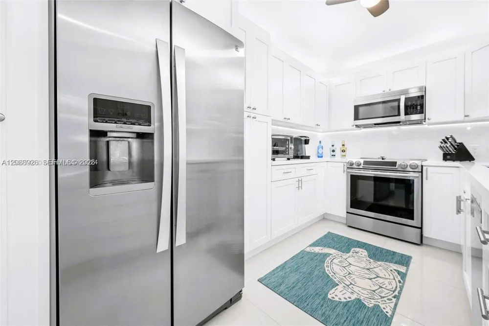 3675 Country Club Dr #1006 Aventura, FL 33180