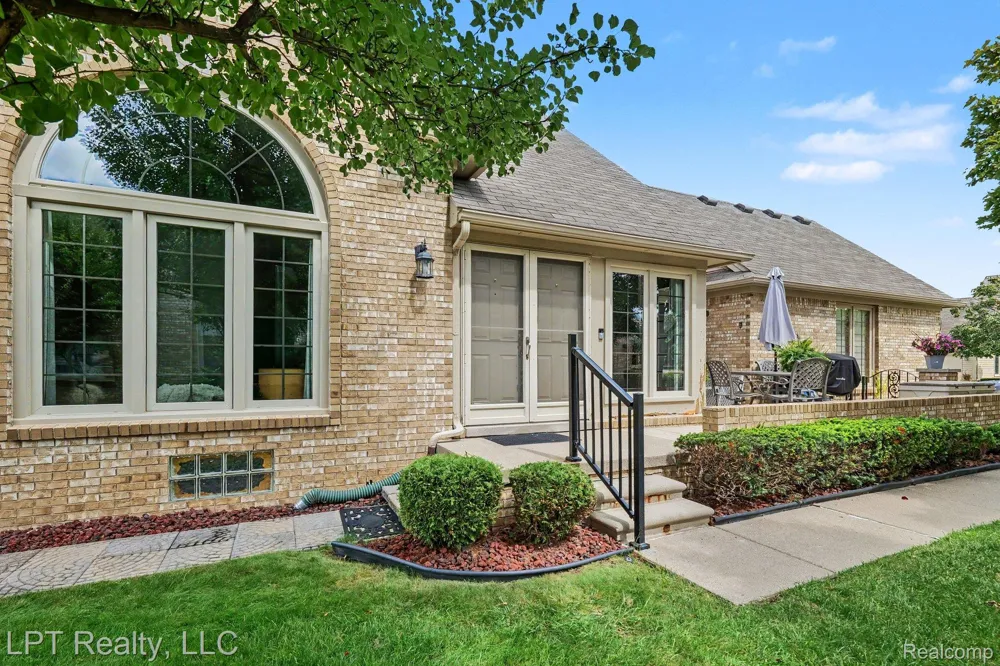 16893 Boulder Way Macomb Township, MI 48042