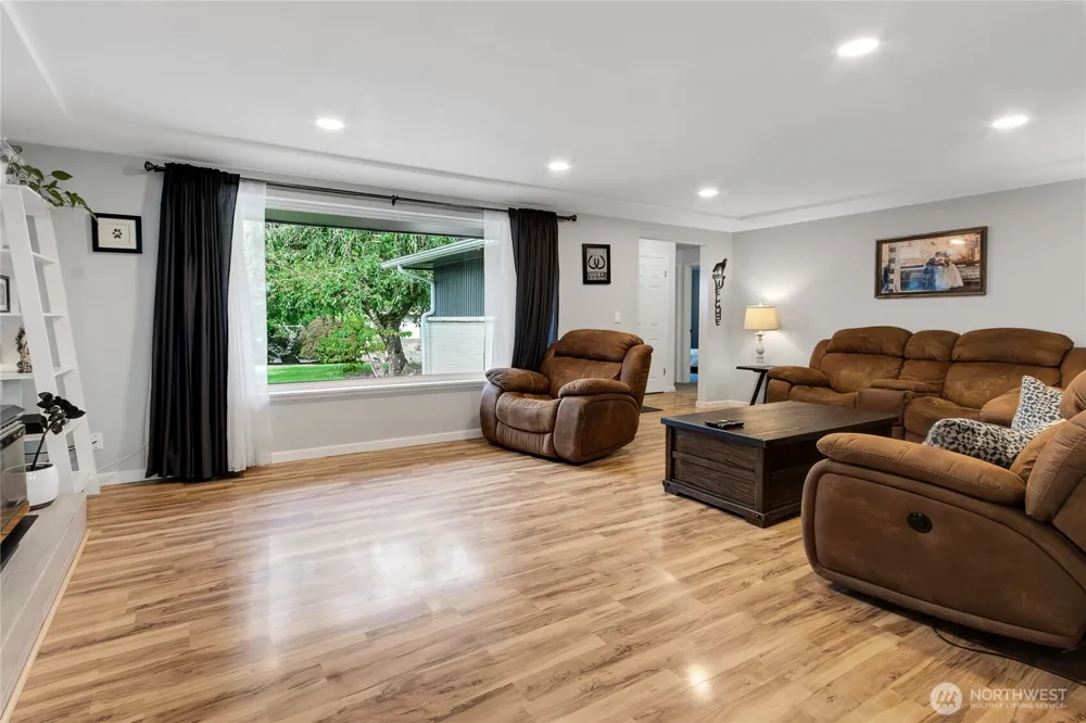 11013 Lundstrom Drive SW Lakewood, WA 98498