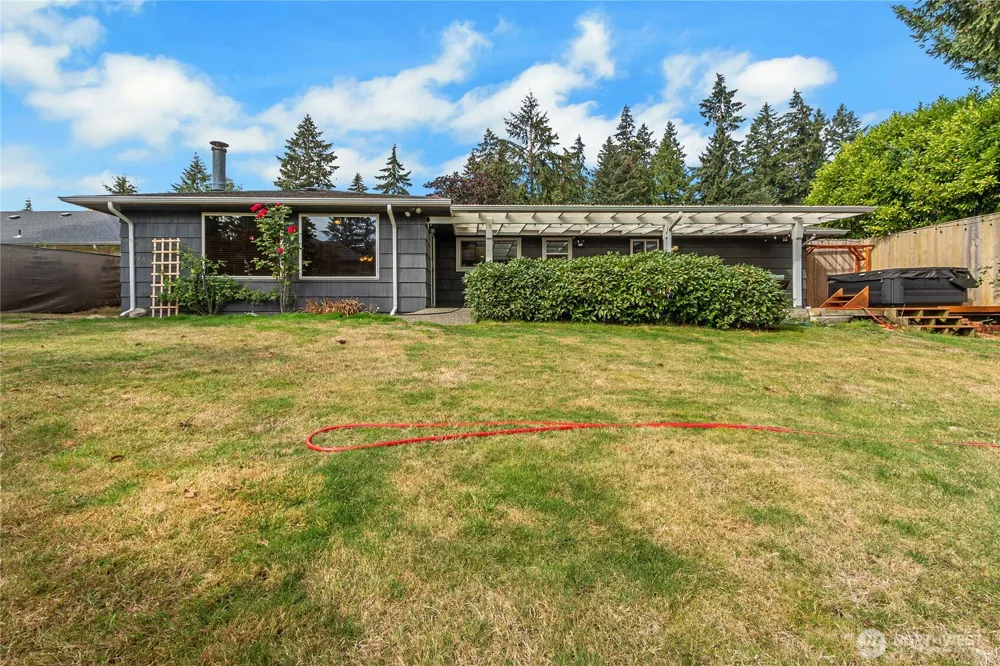 11013 Lundstrom Drive SW Lakewood, WA 98498