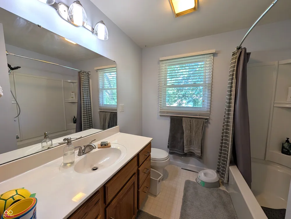 3910 Lantern Columbus, IN 47203