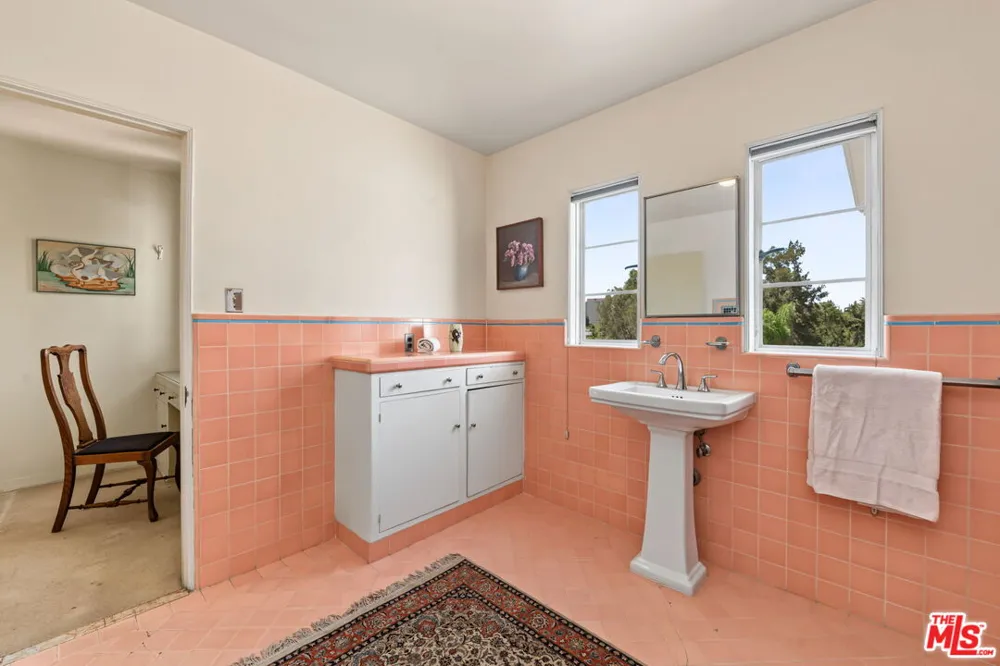 811 Thayer Avenue Los Angeles, CA 90024
