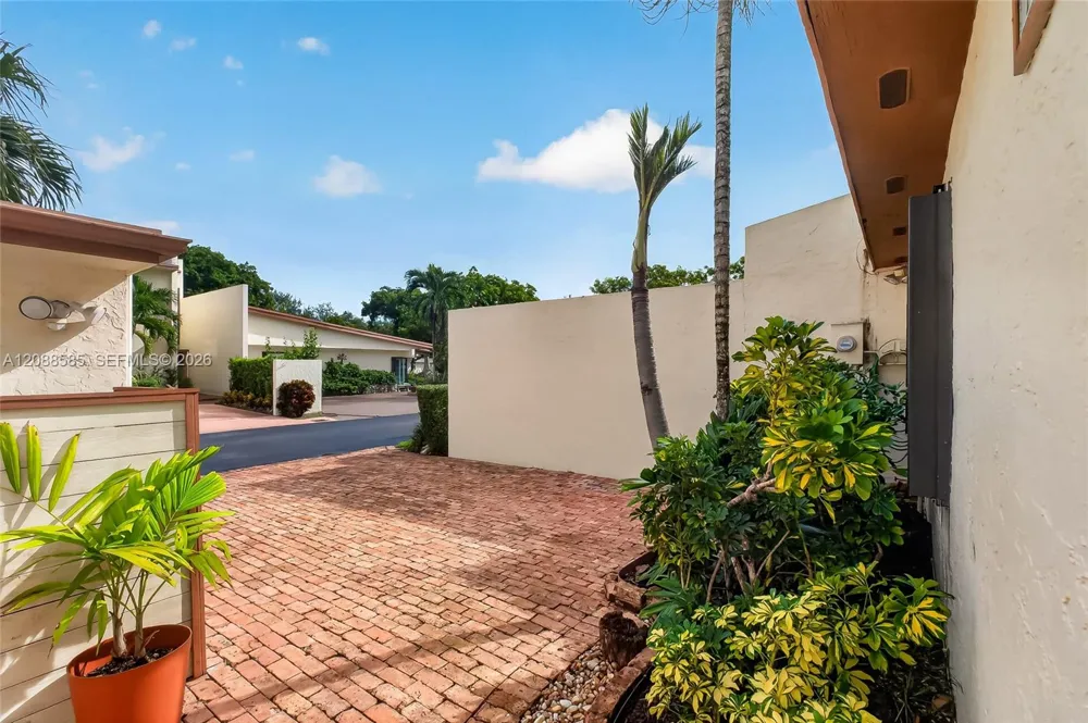 10656 SW 76th Ter Miami, FL 33173
