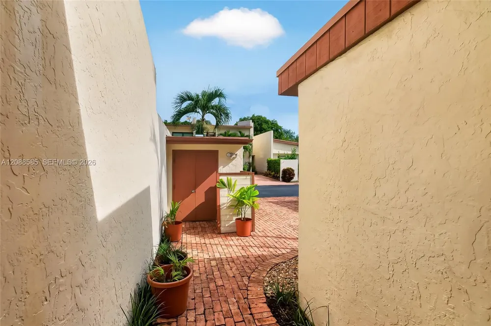 10656 SW 76th Ter Miami, FL 33173