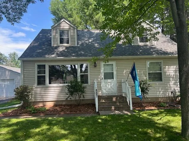 887 Cheri Lane Mendota Heights, MN 55120