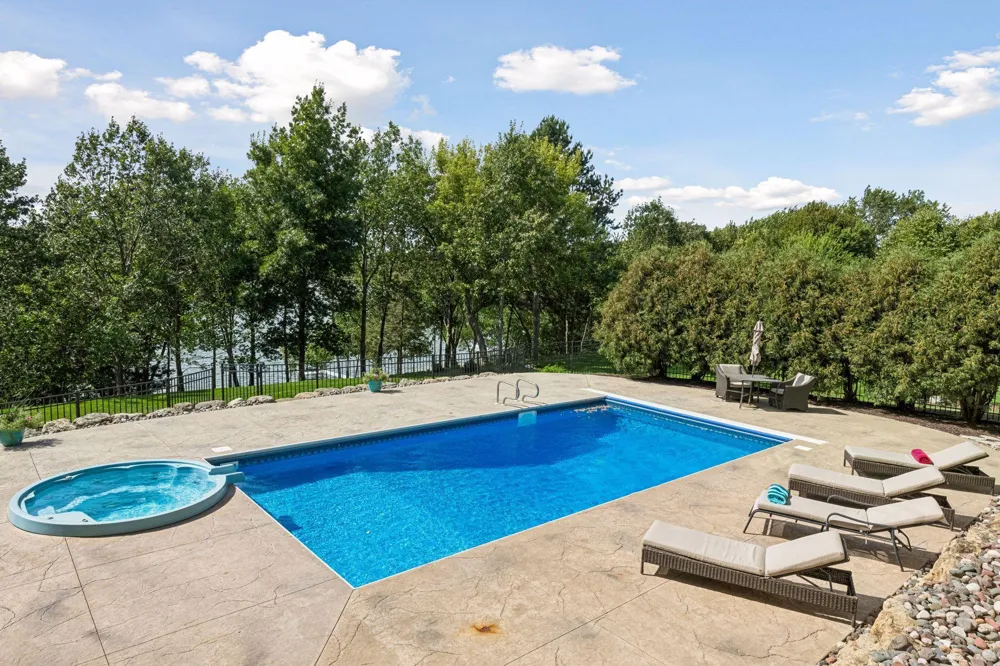 3649 Lerive Way Chaska, MN 55318