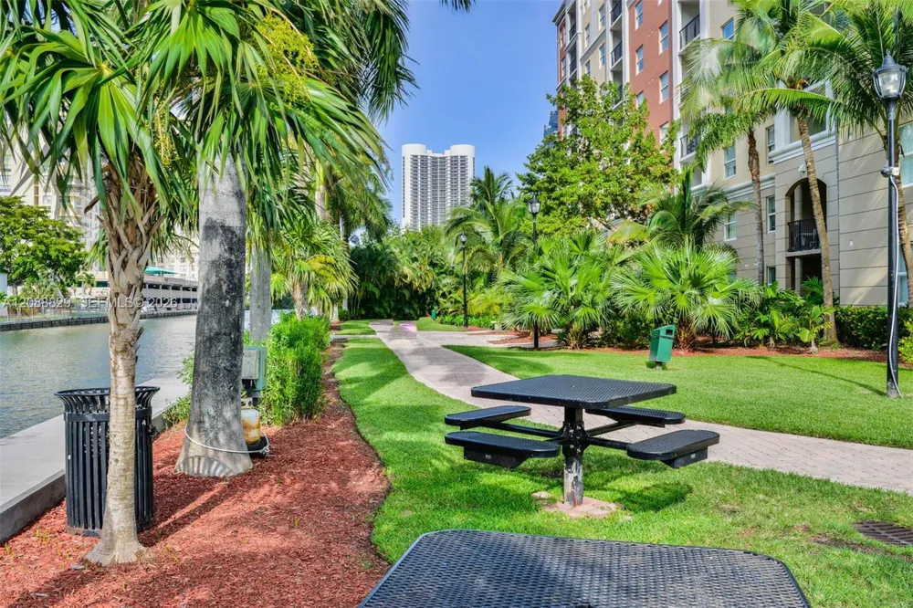 17100 Bay Rd #1906 Sunny Isles Beach, FL 33160