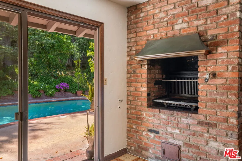 676 Elkins Road Los Angeles, CA 90049