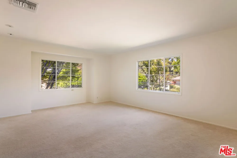 676 Elkins Road Los Angeles, CA 90049