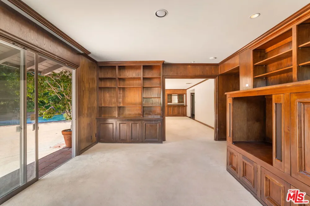 676 Elkins Road Los Angeles, CA 90049