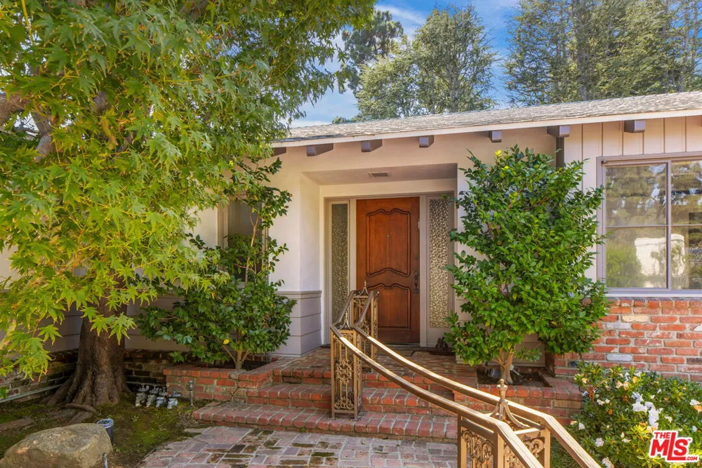676 Elkins Road Los Angeles, CA 90049