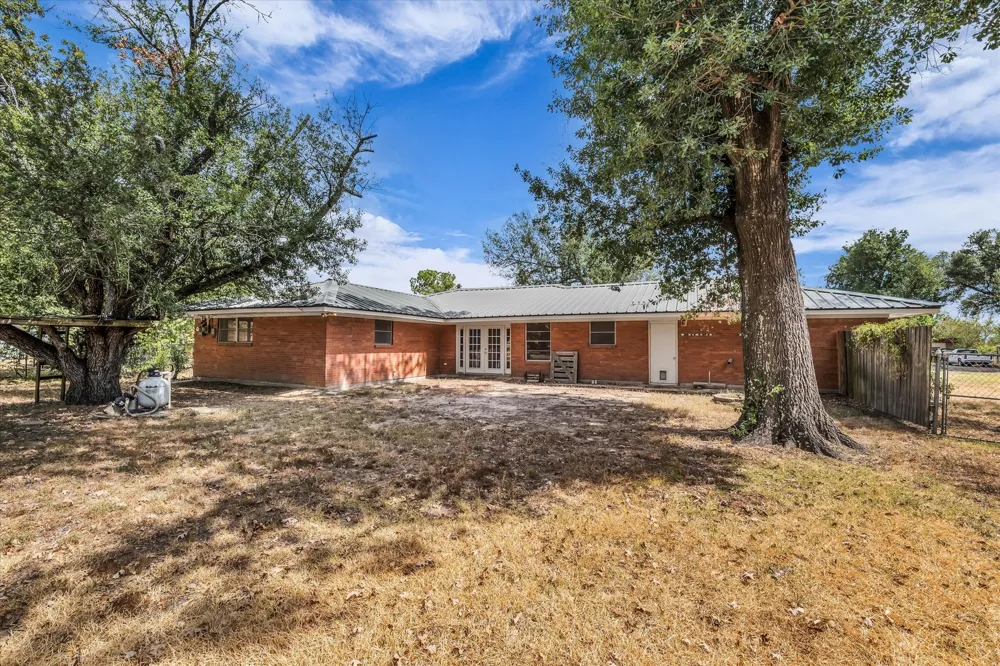 817 E Holly Lane Mexia, TX 76667